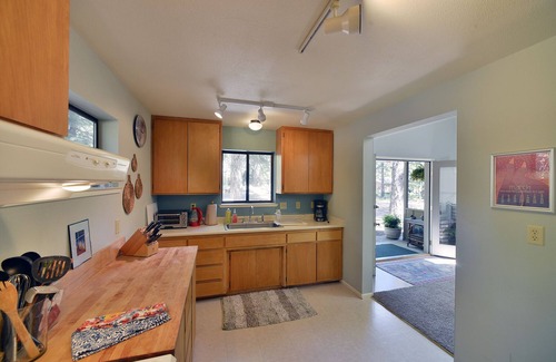Mount Shasta House | Private Getaway on Beautiful Wooded 2 Acres w/Hot Tub; Modern Home Close to Town