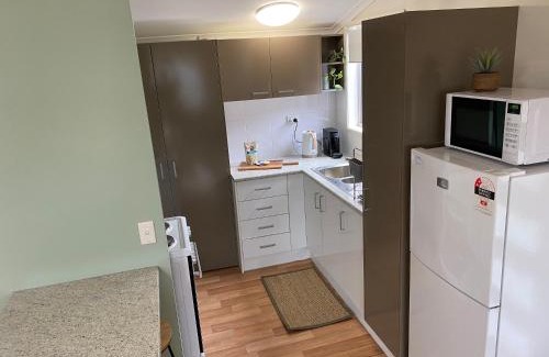 Warana House | Private Guesthouse - Pet friendly - Walk to Beach