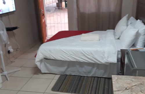 Gezina House | Private Guestrooms, 426Flowers street, Gezina,Pretoria