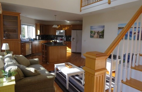 West Chatham House | PRIVATE HEATED POOL! Pet friendly, sleeps 9 near the beach!