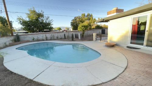 Dietz House | Private Home - Heated Pool, Billiards, Darts, Foosball, Fireplace, 5 Smart TVs, BBQ, Cotton Bedding - The Saguaro Sanctuary, Pool Heat Optional