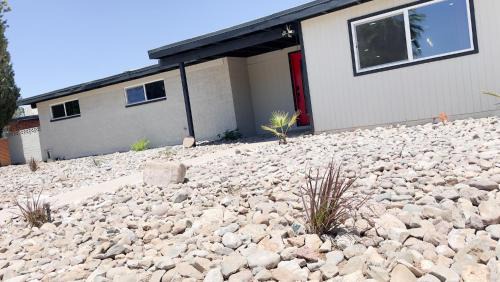 Dietz House | Private Home - Heated Pool, Billiards, Darts, Foosball, Fireplace, 5 Smart TVs, BBQ, Cotton Bedding - The Saguaro Sanctuary, Pool Heat Optional