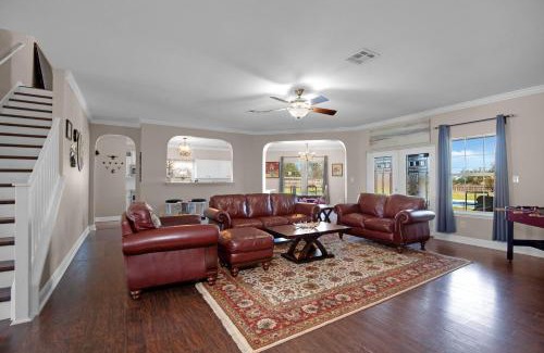 Kyle House | *Private Hot Spa*, Pool, Ranch Estate, Countryside