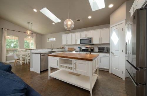 Boyd Acres House | Private Hot-Tub- 3 BDR for 8 Pet's OK