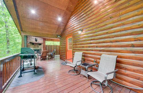 Broken Bow House | Private Hot Tub and Deck Woodsy Broken Bow Retreat