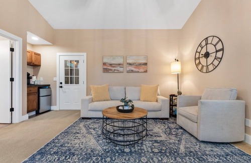 Branson Cottage | Private Hot Tub and Fire Pit - REFLECTIONS COTTAGE