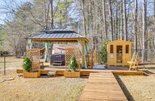 Graham House | Private Hot Tub and Sauna Georgia Nature Retreat!