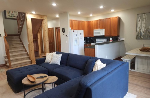 The Highlands House | Private Hot Tub, MountainScape Chalet! Family Paradise!