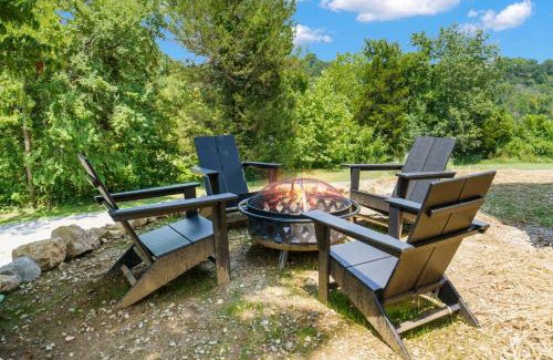 Branson House | Private Hot Tub, New Home in Trophy Run, Cmty Outdoor Pool, Free Daily Tickets to Local Attractions!