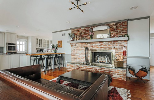 Boyd Tavern House | Private Hot Tub, Pool, Firepit 3 Bdrm/2 Bth in Wine Region of Year