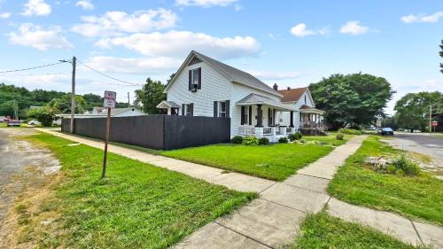 Caseyville House | Private House - Sleeps 8 - 13 Min to Downtown STL