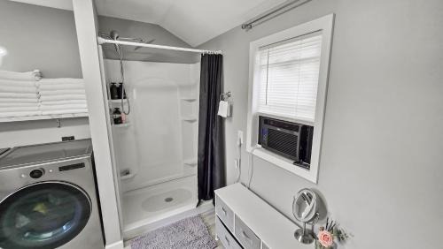 Caseyville House | Private House - Sleeps 8 - 13 Min to Downtown STL