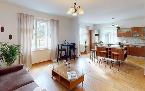 Velvary Villa | Private House with Sauna, Jacuzzi and Hawaiian Hothouse Spa