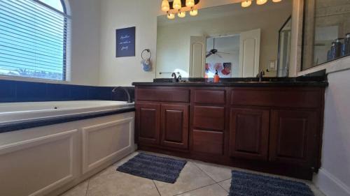 Woodlake - Briar Meadow House | Private Jacuzzi Galleria Escape Sleeps 7