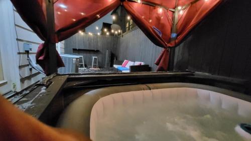 Woodlake - Briar Meadow House | Private Jacuzzi Galleria Escape Sleeps 7
