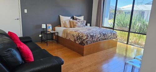 Treeby House | Private king bed guest suite