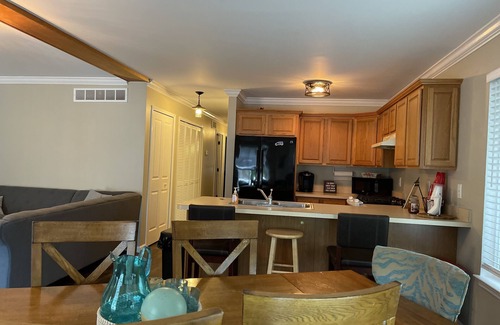 South Lyon Cottage | Private Lake -Northern Michigan without the drive!