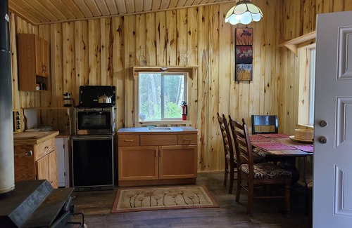 Yukon Cabin | Private lakefront cabin with mountain views