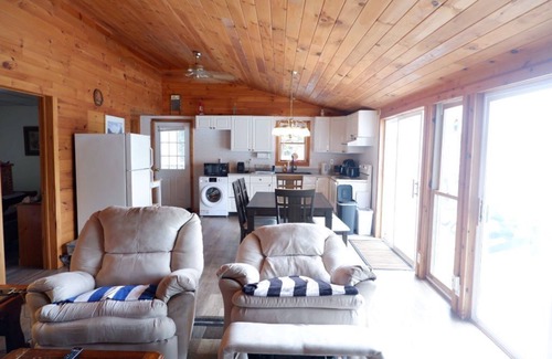 Deer River Cottage | Private lakefront cottage on Pleasant Lake