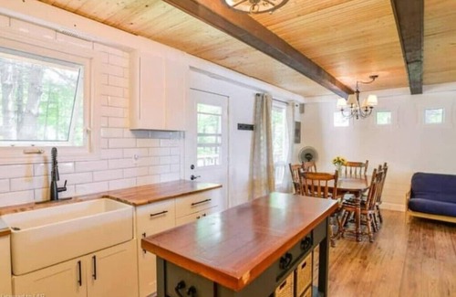 Armour Cottage | Private LakeFront GetAway-3MileLake*W/IslandViews