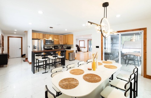 Woodbourne House | Private Lakeside Paradise - Pool/Hot tub/Sauna/RV/Pickleball/Basketball