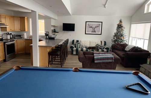 Snow Pine Estates Ski Chalet | Private Large Chalet True Ski-In Ski-Out Perfect Location, Family/Pet Friendly
