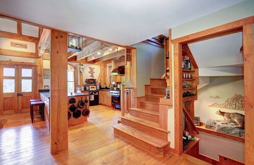 Hood Cabin | Private Luxury Cabin, Stunning Mountain Views & Hot Tub by Shenandoah