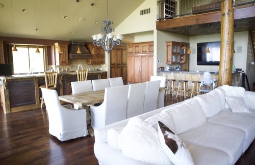 Lakeside House | Private Luxury on 8acers with Amazing views and Spacious Accommodations