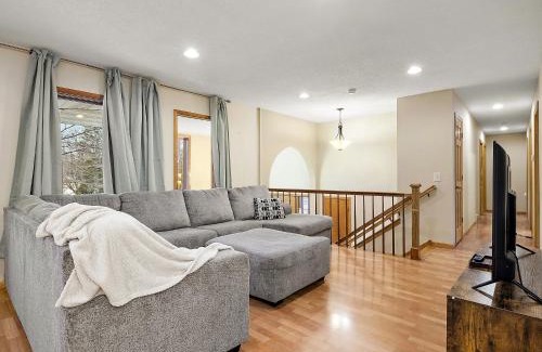 Plymouth House | Private Master Suite in house - 14 miles To Downtown Minneapolis