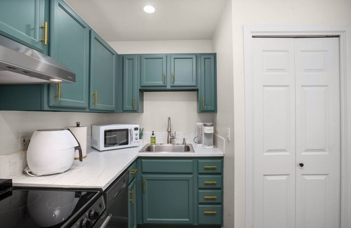 Crestwood Apartment | Private Newly Renovated modern loft studio with Free Parking, AC/Heat and WiFi