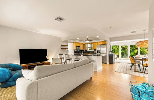 Garden Isles House | Private Oasis, Sleeps 10 - Pool - BBQ - Games - Beach Nearby