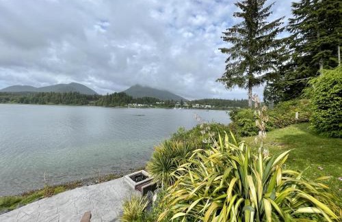 Ucluelet House | Private Oceanfront Cabin And Hot Tub! - Gww