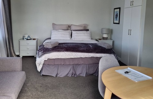 Redwood Apartment | Private open plan self-contained unit. Cooking facilities. King Size bed.