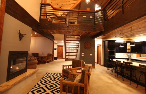 Remer Cabin | Private Paradise- Luxury lodge and Event Venue. year-round adventure!