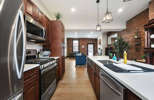 South Side Slopes House | Private - Parking - King Bed - BBQ- Deck with View- 5 min DT- South Side Flats