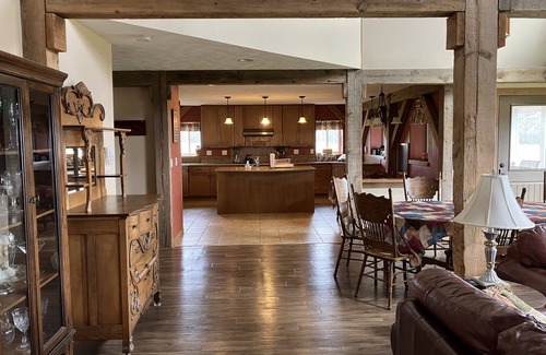 Berwick House | Private Peaceful Country Getaway - Family Friendly - Illinois