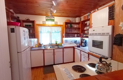 Cornwall House | PRIVATE PEI SOUTH SHORE COTTAGE: POOL, A/C, near BEACH, GOLF & Charlottetown