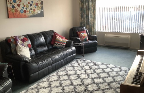 Northwood House | PRIVATE, PETS OK, WIFI, AIRPORT EASY ACCESS. Perfect Couples’ or Family Retreat