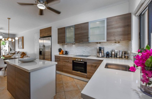 Gold Coast Condo | * PRIVATE POOL & YARD in Luxury Gold Coast Villa!*