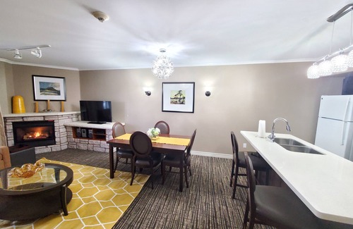 Oro-Medonte House | PRIVATE PRESIDENTIAL SUITE 1 BEDROOM