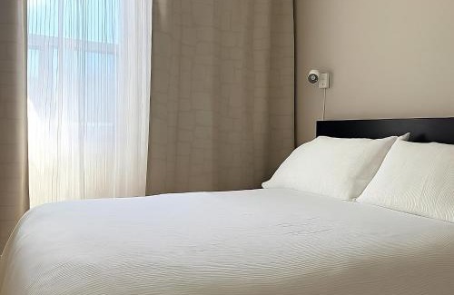 St. James Town House | Private Queen Room in Downtown Toronto, Steps to Subway & CN Tower