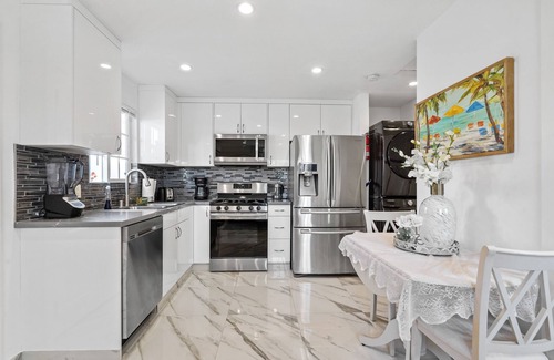 Lake Balboa House | Private, Quite, Clean, Comfy, New Guest House