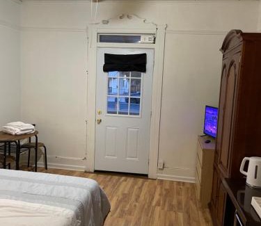 Garfield House | PRIVATE ROOM ON TAYLOR FULL KITCHEN and BATHROOM shared ARTS RooSEVELT ROW CONVENTION CENTER STADIUMS ASU DOWNTOWN PHOENIX