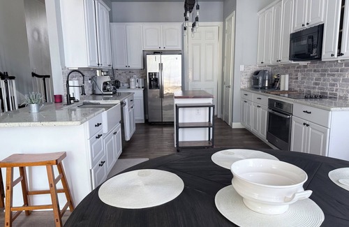 Dreamhill Estates House | Private Room with Private Bathroom in Shared Home – Near Downtown & Hospital