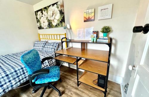 Rainier Valley House | Private Room with Shared Bathrooms and Air Conditioning 10 Minutes from SeaTac Airport