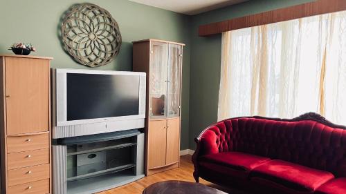 North Central Edmonton House | Private Rooms Close to NAIT Guest House For Men Only