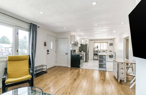 Sudbury House | Private Single Unit Detached House - 5 mins to Shopping Mall