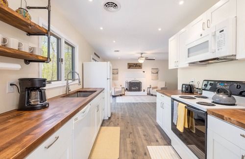 New Market Cottage | Private Spacious Mountain Top Retreat:3BRs+Bonus Room, Fire Pit