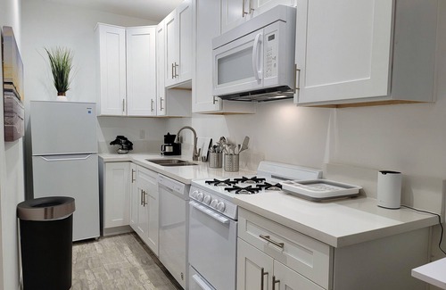 Beverly Hills Apartment | Private studio w/kitchen & parking space by the Mr C. Hotel! 5 min to Rodeo Dr