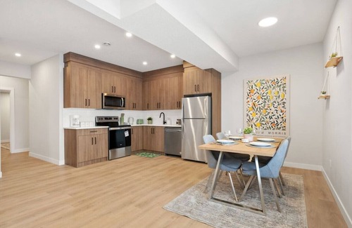 Chestermere House | Private Suite » Near Canal » AC » King Bed/w TV